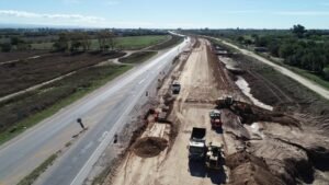 Las tareas implican la ejecución de 250 km de rutas nuevas y la rehabilitación integral de 310 km de rutas pavimentadas. • Se destacan la construcción de las circunvalaciones de Río Cuarto y Villa María, la duplicación de calzada de la Ruta Provincial 30 (recientemente finalizada) y de la Nacional 158, en los ingresos a ambas ciudades; y la pavimentación de la Ruta Provincial 28 que conecta los departamentos Punilla, Cruz del Eje y Pocho. • También son relevantes los trabajos de protección de montaña en el Camino de los Túneles, de carriles de sobrepaso en el Camino de las Altas Cumbres y la rehabilitación de las rutas provinciales 6 y 15.