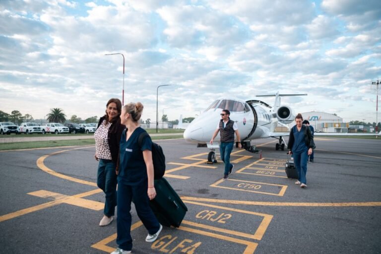 plano-general-personal-medico-saliendo-del-avion-1024x682